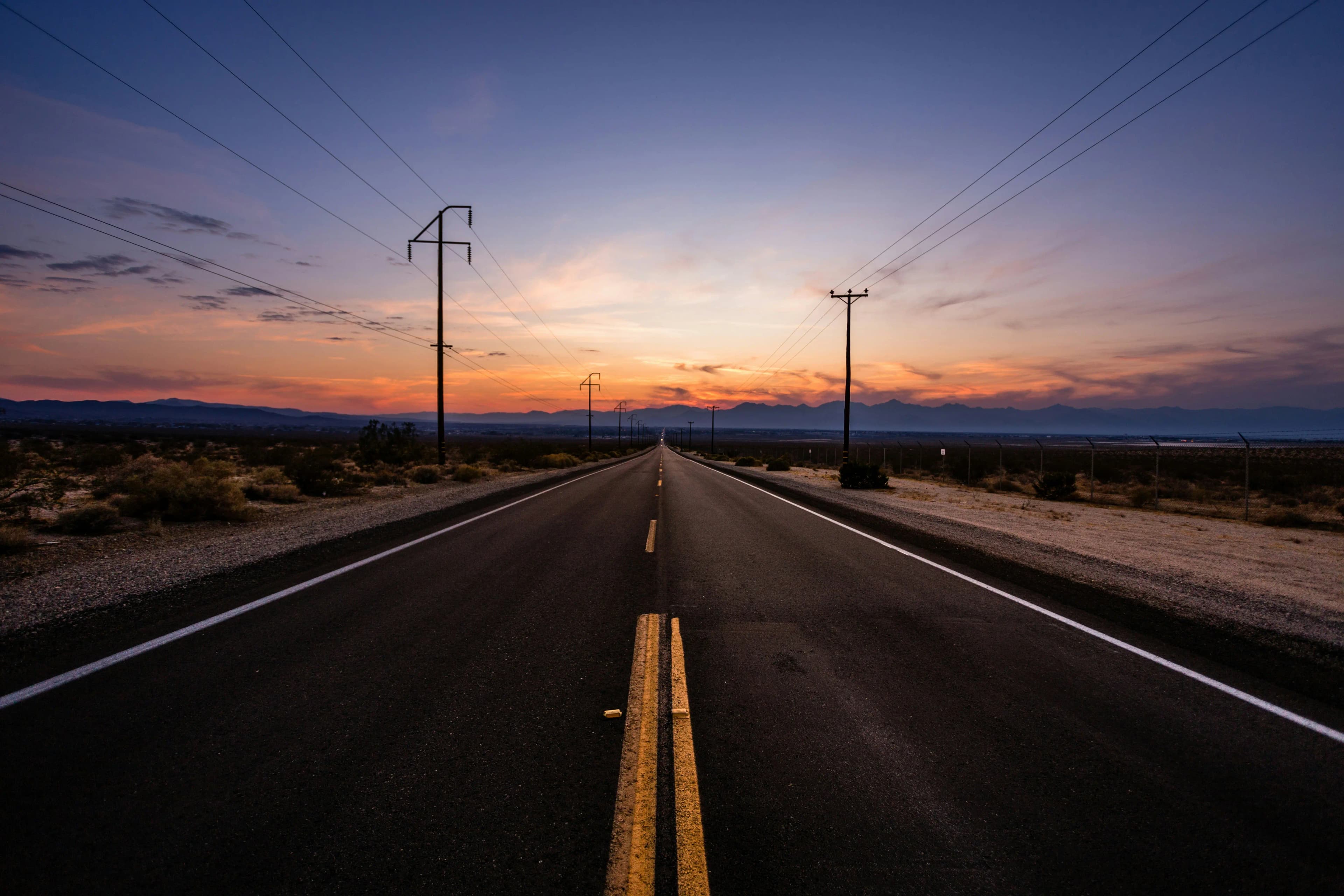 Carretera con montañas